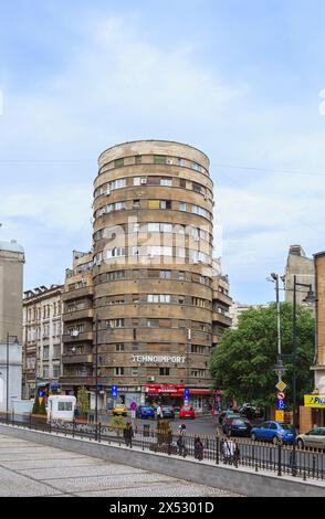 Edificio modernista TechnoImport (edificio torre Adriatica) nel centro di Bucarest, capitale della Romania, Europa centrale Foto Stock