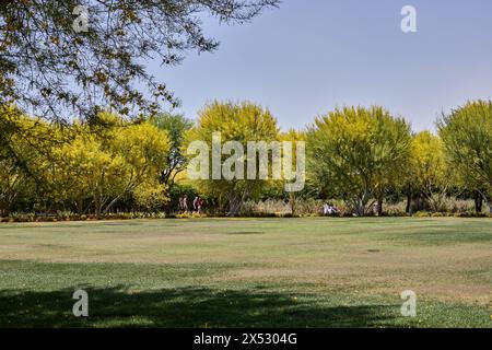 Rancho Mirage, California, Stati Uniti. 5 maggio 2024. I visitatori che apprezzano i giardini con più di 70 specie di piante aride adattate a Sunnylands. (Credit Image: © Ian L. Sitren/ZUMA Press Wire) SOLO PER USO EDITORIALE! Non per USO commerciale! Foto Stock