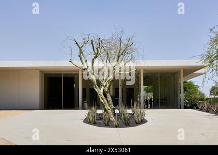 Rancho Mirage, California, Stati Uniti. 5 maggio 2024. La vista contrastante di piante e alberi con l'architettura lungo il lato del Centro visitatori di Sunnylands. (Credit Image: © Ian L. Sitren/ZUMA Press Wire) SOLO PER USO EDITORIALE! Non per USO commerciale! Foto Stock