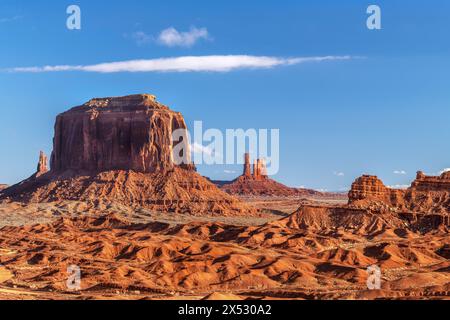 L'alba nella Monument Valley mostra le formazioni di guglie e butte che si sono evolute nel tempo a causa dell'erosione del vento e dell'acqua. Foto Stock
