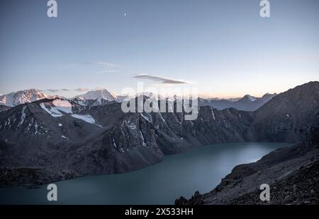 Lago turchese di montagna Ala Kul, vette con ghiacciai in serata, passo Ala Kul, Monti Tien Shan, Kirghizistan Foto Stock