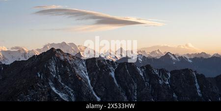 Alte vette montuose con ghiacciai al tramonto, passo Ala Kul, monti Tien Shan, Kirghizistan Foto Stock