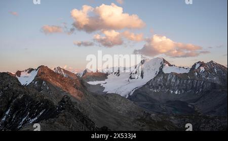 Vette montuose con ghiacciai al tramonto, passo Ala Kul, monti Tien Shan, Kirghizistan Foto Stock
