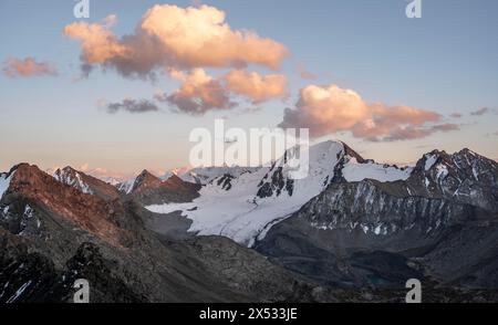 Vette montuose con ghiacciai al tramonto, passo Ala Kul, monti Tien Shan, Kirghizistan Foto Stock