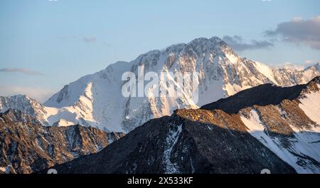 Alte vette montuose con ghiacciai al tramonto, passo Ala Kul, monti Tien Shan, Kirghizistan Foto Stock