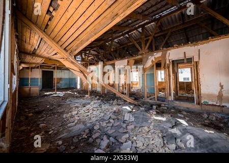 Classe abbandonata distrutta nella vecchia scuola sovietica, città fantasma, Engilchek, Tian Shan, Kirghizistan Foto Stock