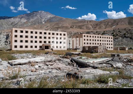 Edifici residenziali abbandonati e distrutti, vecchi condomini sovietici nella città fantasma, Engilchek, Tian Shan, Kirghizistan Foto Stock