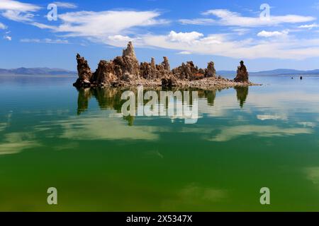 Formazione di tufo al centro di un lago limpido in una giornata di sole con cielo azzurro, lago Mono, Nord America, Stati Uniti, Sud-Ovest, California, California Foto Stock