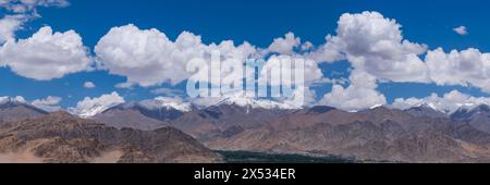 Panorama dal monastero di Spituk attraverso la valle dell'Indo fino all'Himalaya indiano, al Ladakh, al Jammu e al Kashmir, in India Foto Stock