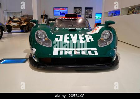 PORSCHE 911 GTI 98, Una Porsche verde con pubblicità Jever e Pirelli in un museo, AUTOMUSEUM PROTOTYP, Amburgo, città anseatica di Foto Stock