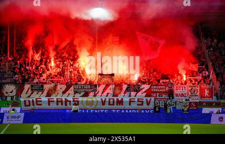 Bengalos, pirotecnica, pirotecnica, fuochi d'artificio, blocco ventola, ventole, curva della ventola, bandiere, bandiere, atmosfera, suggestivo FSV Mainz 05, Voith Arena, Heidenheim Foto Stock