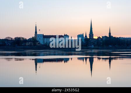 Atmosfera mattutina sul fiume Daugava con il castello di riga, sede del presidente lettone, e la cattedrale di San Giacomo, riga, Lettonia Foto Stock