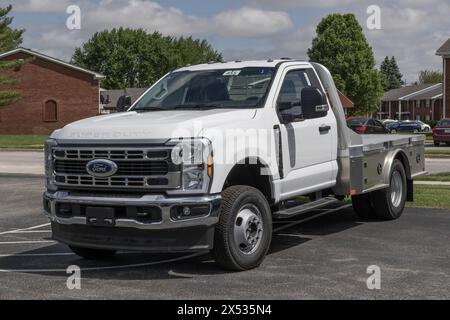 Kokomo - 5 maggio 2024: Ford F-350 DRW 4X4 telaio cabina normale display pianale. Ford offre anche il modello F350 con ruota posteriore singola e cabina Crew Cab. IL MIO: 2024 Foto Stock