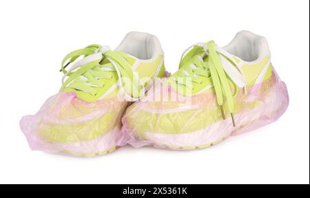 Sneakers con copriscarpe rosa isolate sul bianco Foto Stock