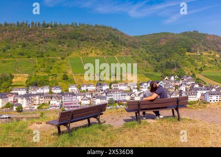 Vista sul Cochem soleggiato e sul romantico fiume Mosella, Germania Foto Stock