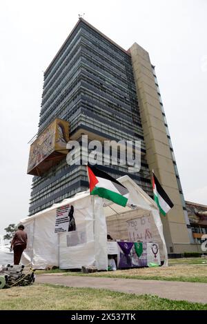 Città del Messico, Messico. 6 maggio 2024. Gli studenti della Universidad Autonoma de Mexico (UNAM), rimangono in sciopero in una tenda da da campo installata nella spianata del Rectorato dell'Università, chiedendo la fine del genocidio contro il popolo palestinese e la rottura delle relazioni con lo Stato di Israele. Il 6 maggio 2024 a città del Messico, messico. (Foto di Luis Barron/ credito: Eyepix Group/Alamy Live News Foto Stock