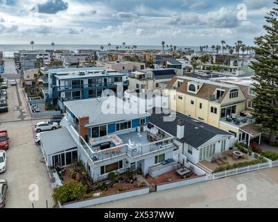 Vista aerea della spiaggia in affitto sul lungomare a Mission Beach San Diego California con grande terrazza e solarium Foto Stock