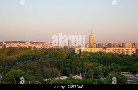 Belgrado. 29 aprile 2024. Questa foto scattata il 29 aprile 2024 mostra una vista al tramonto, vista dal China Cultural Center di Belgrado, Serbia. Crediti: Li Jing/Xinhua/Alamy Live News Foto Stock