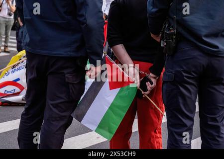 New York, Stati Uniti. 6 maggio 2024. Un manifestante in manette tiene una bandiera palestinese durante la manifestazione. I manifestanti pro-palestinesi si sono riuniti all'Hunter College per la protesta "Day of Rage" organizzata da Within Our Lifetime. Il gruppo The Street cerca di interrompere il Met Gala che si svolge al vicino Metropolitan Museum of Art Sono stati incontrati dal gruppo di risposta strategica della polizia di New York e sono stati fatti diversi arresti. (Foto di Syndi Pilar/SOPA Images/Sipa USA) credito: SIPA USA/Alamy Live News Foto Stock