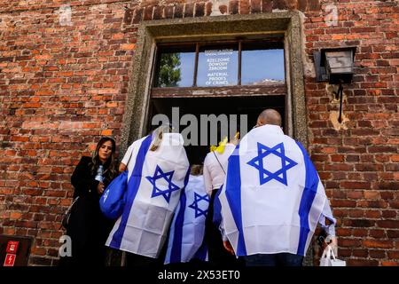 I visitatori visitano le mostre mentre arrivano per la marcia dei vivi al campo di Auschwitz, con la partecipazione di 55 sopravvissuti all'Olocausto. I sopravvissuti all'Olocausto e i sopravvissuti del 7 ottobre partecipano alla marcia dei vivi insieme ad una delegazione di Stati Uniti, Canada, Italia, Regno Unito. Durante il Memorial Day dell'Olocausto osservato nel calendario ebraico (Yom HaShoah), migliaia di partecipanti marciano silenziosamente da Auschwitz a Birkenau. La marcia ha uno scopo educativo e commemorativo. La marcia di quest'anno è stata altamente politicizzata a causa della guerra israeliana nella Palestina occupata. (Foto di D Foto Stock