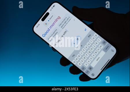 New York, USA - 6 maggio 2024: Aprire la ricerca Google gemini su smartphone in mano sfondo blu isolato Foto Stock