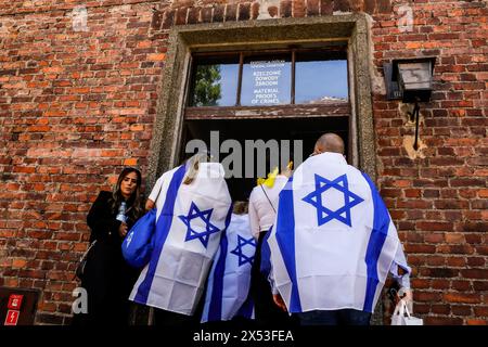 I visitatori visitano le mostre mentre arrivano per la marcia dei vivi al campo di Auschwitz, con la partecipazione di 55 sopravvissuti all'Olocausto. I sopravvissuti all'Olocausto e i sopravvissuti del 7 ottobre partecipano alla marcia dei vivi insieme ad una delegazione di Stati Uniti, Canada, Italia, Regno Unito. Durante il Memorial Day dell'Olocausto osservato nel calendario ebraico (Yom HaShoah), migliaia di partecipanti marciano silenziosamente da Auschwitz a Birkenau. La marcia ha uno scopo educativo e commemorativo. La marcia di quest'anno è stata altamente politicizzata a causa della guerra israeliana nella Palestina occupata. Foto Stock