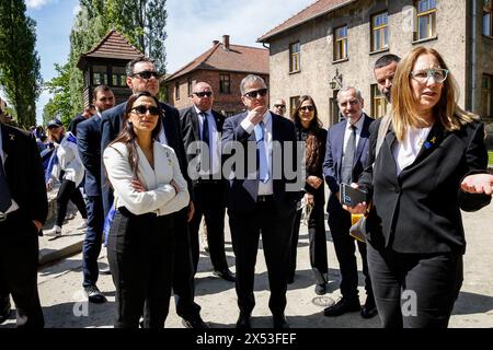 Yoav Kisch, ministro dell'istruzione di Israele (C), visita le mostre mentre arriva per la marcia dei vivi alla porta del campo di Auschwitz "il lavoro ti rende libero", con la partecipazione di 55 sopravvissuti all'Olocausto. I sopravvissuti all'Olocausto e i sopravvissuti del 7 ottobre partecipano alla marcia dei vivi insieme ad una delegazione di Stati Uniti, Canada, Italia, Regno Unito. Durante il Memorial Day dell'Olocausto osservato nel calendario ebraico (Yom HaShoah), migliaia di partecipanti marciano silenziosamente da Auschwitz a Birkenau. La marcia ha uno scopo educativo e commemorativo. La marcia di quest'anno e' stata molto pol Foto Stock