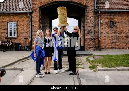 I partecipanti saranno a Birkenau Camp Gate nel marzo 2024, con 55 sopravvissuti all'olocausto. I sopravvissuti all'Olocausto e i sopravvissuti del 7 ottobre partecipano alla marcia dei vivi insieme ad una delegazione di Stati Uniti, Canada, Italia, Regno Unito. Durante il Memorial Day dell'Olocausto osservato nel calendario ebraico (Yom HaShoah), migliaia di partecipanti marciano silenziosamente da Auschwitz a Birkenau. La marcia ha uno scopo educativo e commemorativo. La marcia di quest'anno è stata altamente politicizzata a causa della guerra israeliana nella Palestina occupata. Foto Stock