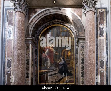Altare del Sacro cuore situato nella Basilica di San Pietro nella città del Vaticano, l'enclave papale di Roma Foto Stock