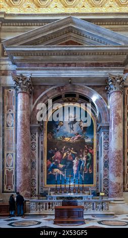 Altare della Trasfigurazione, con riproduzione a mosaico di uno dei capolavori di Raffaello (1483-1520), ospitato all'interno della basilica di San Pietro Foto Stock