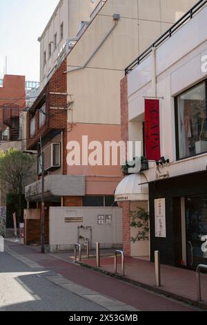 Fukuoka, Giappone - 10 aprile 2024: Via dello shopping Tenjin Daimyo Foto Stock