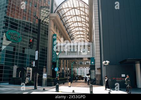 Fukuoka, Giappone - 10 aprile 2024: Grandi magazzini Tenjin Daimaru Foto Stock