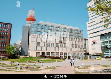 Fukuoka, Giappone - 10 aprile 2024: Tenjin Kego Park e grandi magazzini Foto Stock