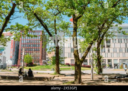 Fukuoka, Giappone - 10 aprile 2024: Tenjin Kego Park e grandi magazzini Foto Stock