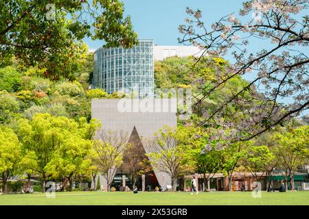 Fukuoka, Giappone - 10 aprile 2024: Tenjin Central Park e ACROS Fukuoka Foto Stock