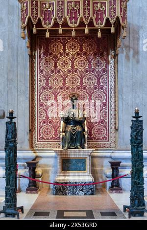 Antica statua in bronzo di San Pietro, situata nella navata centrale della Basilica di San Pietro nella città del Vaticano, l'enclave papale di Roma Foto Stock