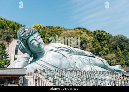 Fukuoka, Giappone - 10 aprile 2024: Statua di buddha reclinata del Tempio di Nanzoin Foto Stock