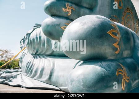 Fukuoka, Giappone - 10 aprile 2024: Statua di buddha reclinata del Tempio di Nanzoin Foto Stock