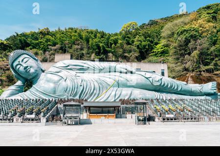 Fukuoka, Giappone - 10 aprile 2024: Statua di buddha reclinata del Tempio di Nanzoin Foto Stock