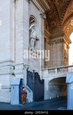 Dettaglio architettonico della Basilica di San Pietro nella città del Vaticano, l'enclave papale di Roma, che mostra intricati elementi di design e caratteristiche strutturali Foto Stock