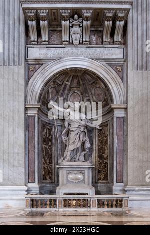 Particolare della statua di San Longinus, il centurione romano che ha perforato il lato di Cristo con una lancia, nella navata centrale della Basilica di San Pietro Foto Stock