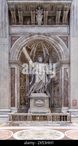 Dettaglio della Statua di Sant'Andrea con la Croce di Sant'Andrea situato nella navata centrale della Basilica di San Pietro nella città del Vaticano, l'enclave papale Foto Stock