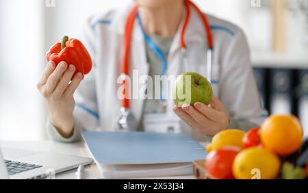 Il medico nutrizionista sta lavorando nell'ufficio di medicina. Foto Stock