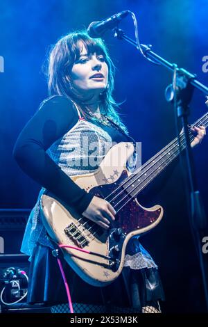 Milano, Italia. 6 maggio 2024. La band indie rock irlandese NEWDAD si esibisce dal vivo sul palco di Fabrique aprendo lo spettacolo di Luke Hemmings. Crediti: Rodolfo Sassano/Alamy Live News Foto Stock