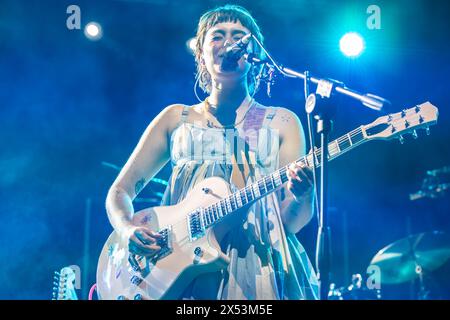 Milano, Italia. 6 maggio 2024. La band indie rock irlandese NEWDAD si esibisce dal vivo sul palco di Fabrique aprendo lo spettacolo di Luke Hemmings. Crediti: Rodolfo Sassano/Alamy Live News Foto Stock