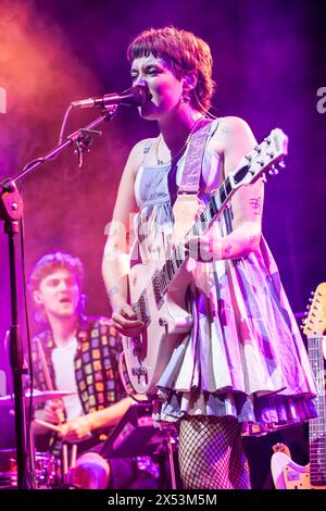 Milano, Italia. 6 maggio 2024. La band indie rock irlandese NEWDAD si esibisce dal vivo sul palco di Fabrique aprendo lo spettacolo di Luke Hemmings. Crediti: Rodolfo Sassano/Alamy Live News Foto Stock