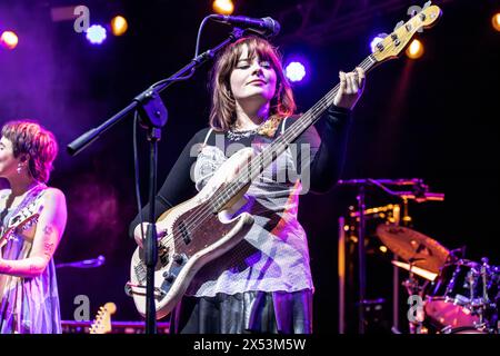 Milano, Italia. 6 maggio 2024. La band indie rock irlandese NEWDAD si esibisce dal vivo sul palco di Fabrique aprendo lo spettacolo di Luke Hemmings. Crediti: Rodolfo Sassano/Alamy Live News Foto Stock