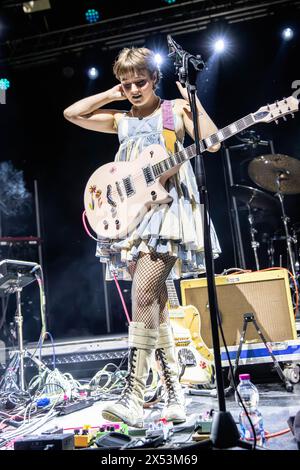 Milano, Italia. 6 maggio 2024. La band indie rock irlandese NEWDAD si esibisce dal vivo sul palco di Fabrique aprendo lo spettacolo di Luke Hemmings. Crediti: Rodolfo Sassano/Alamy Live News Foto Stock