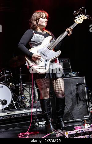 Milano, Italia. 6 maggio 2024. La band indie rock irlandese NEWDAD si esibisce dal vivo sul palco di Fabrique aprendo lo spettacolo di Luke Hemmings. Crediti: Rodolfo Sassano/Alamy Live News Foto Stock