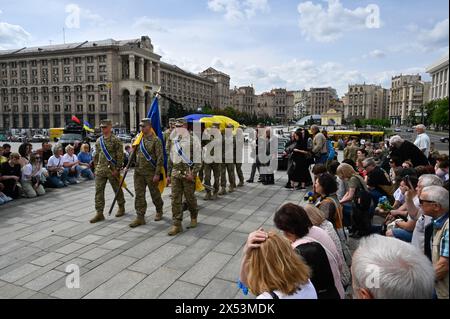 Kiev, Ucraina. 6 maggio 2024. Le persone si abbassano su un ginocchio mentre i soldati ucraini portano la bara del soldato ucraino Eduard Khatmullin, morto in battaglia contro le truppe russe, durante una cerimonia funebre in Piazza indipendenza a Kiev. Credito: SOPA Images Limited/Alamy Live News Foto Stock